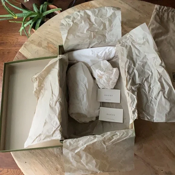 GUCCI Gift/Shoe Box w/Silk paper - Medium - Picture 7 of 7